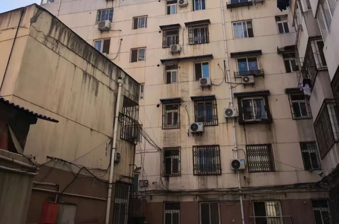 未经街办组织公开征集业主意见，西安一小区物业费停车费涨价遭质疑